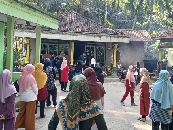 Judul: Meningkatkan Perilaku Hidup Sehat dengan Senam Kesegaran Jasmani (SKJ)