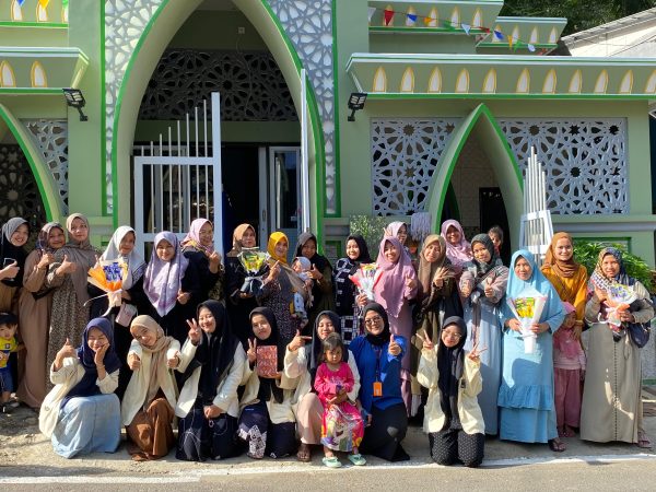 Kelompok KKN 15 UNUGHA Melakukan Pemberdayaan Pembuatan Buket Bersama Ibu-ibu Fatayat Desa Watukelir.