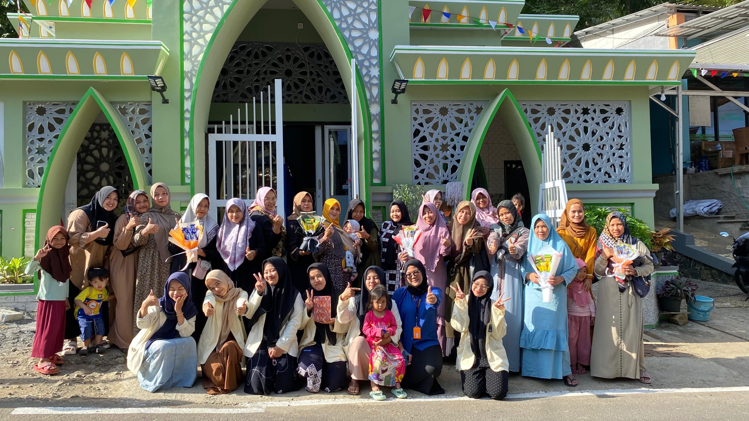 Kelompok KKN 15 UNUGHA Melakukan Pemberdayaan Pembuatan Buket Bersama Ibu-ibu Fatayat Desa Watukelir.