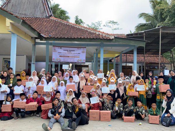 Festival Anak Sholih Desa Watukelir. KKN 15 UNUGHA: Bukan Hanya Kuliah, Tapi Juga Berbagi Kebaikan