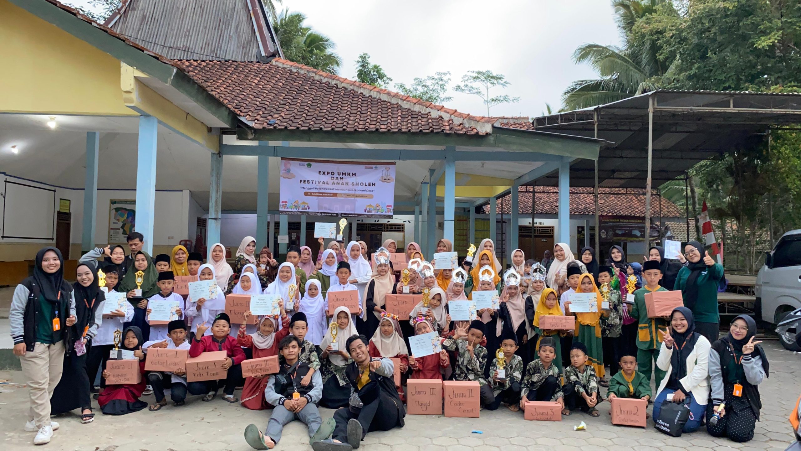 Festival Anak Sholih Desa Watukelir. KKN 15 UNUGHA: Bukan Hanya Kuliah, Tapi Juga Berbagi Kebaikan