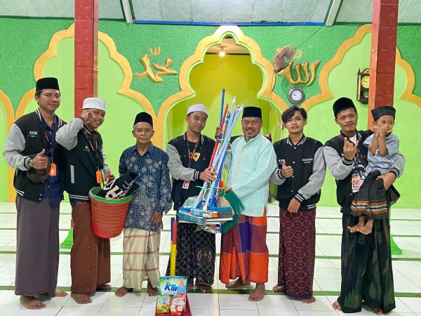 Mahasiswa KKN 15 UNUGHA Peduli Kesejahteraan Masjid Al-Falah: Penyerahan Simbolis Hasil Penggalangan Dana untuk Pemberdayaan Masjid Desa Watukelir.