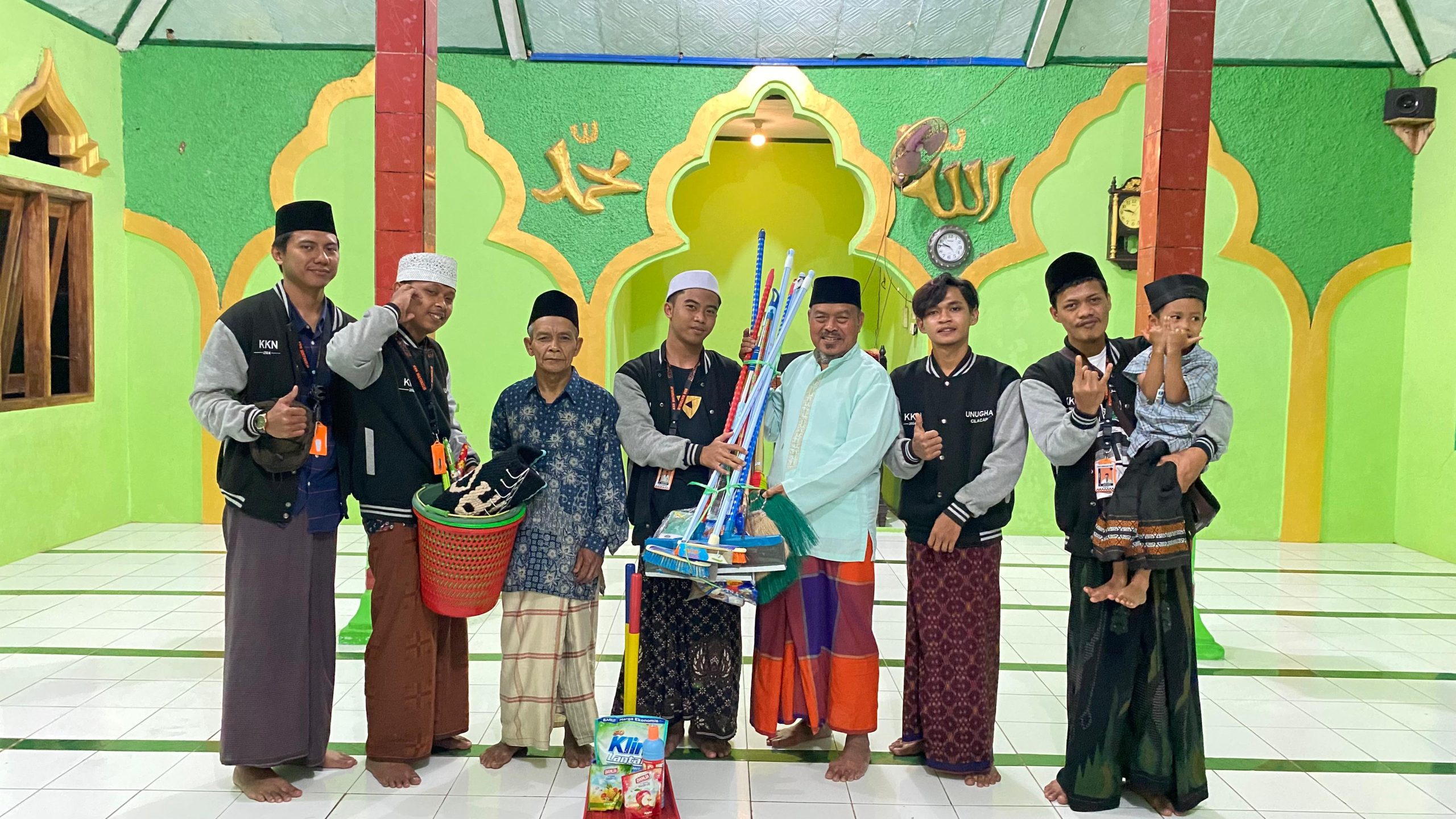 Mahasiswa KKN 15 UNUGHA Peduli Kesejahteraan Masjid Al-Falah: Penyerahan Simbolis Hasil Penggalangan Dana untuk Pemberdayaan Masjid Desa Watukelir.