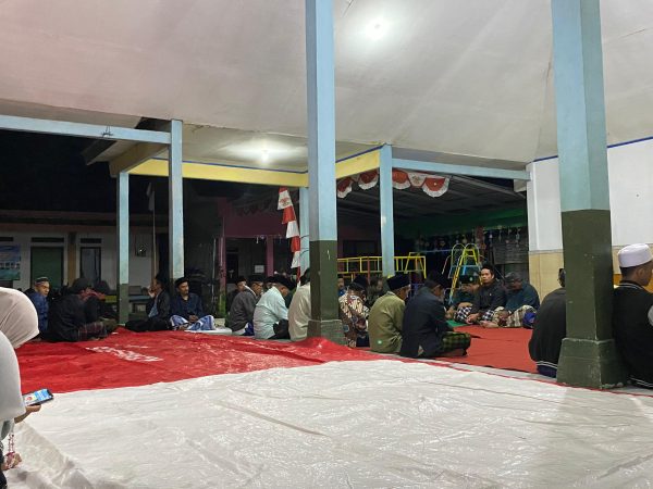 Begitu Khidmat, Malam Tirakatan di desa Watukelir. Kelompok kkn 15 UNUGHA Cilacap turut berpartisipasi.