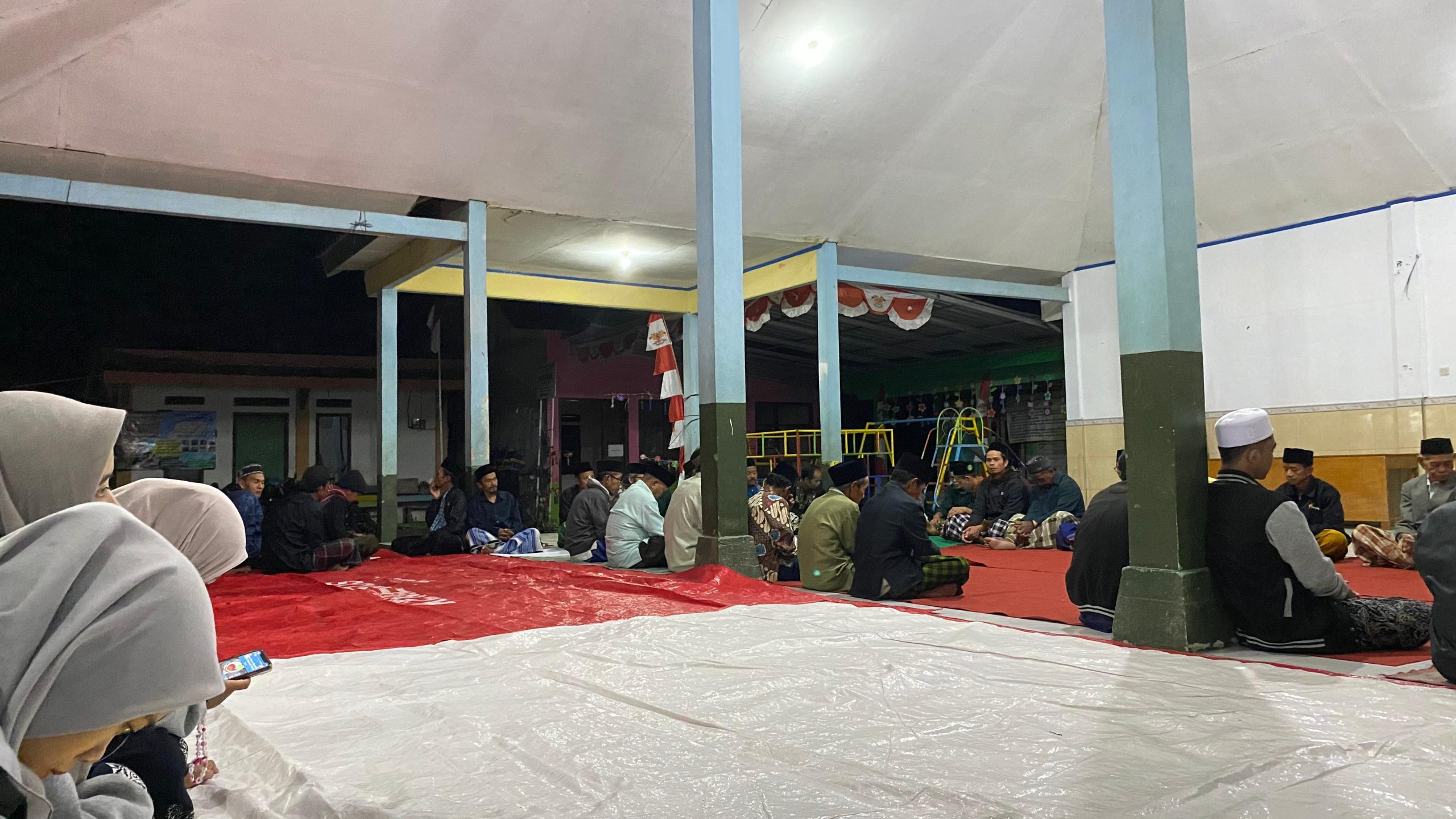 Begitu Khidmat, Malam Tirakatan di desa Watukelir. Kelompok kkn 15 UNUGHA Cilacap turut berpartisipasi.