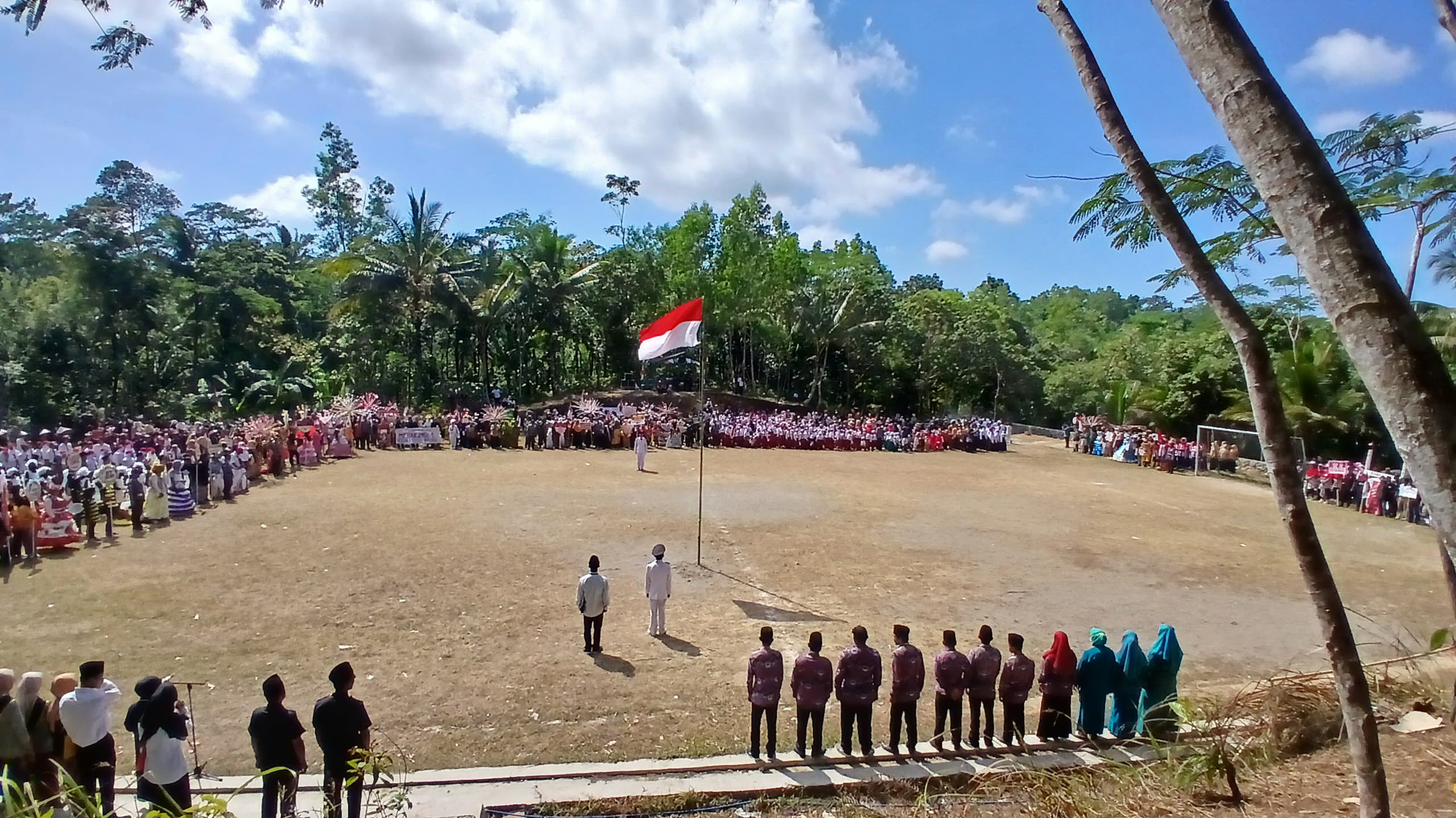 Karnaval 17 Agustus di Desa Watukelir Bersama Mahasiswa KKN 15: Penuh Warna dan semangat Kemerdekaan.