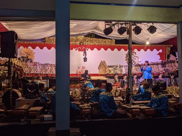 Partisipasi Mahasiswa KKN 15 UNUGHA dalam Pagelaran Wayang Desa Watukelir : Wujud Penghormatan terhadap adat Tahunan desa.