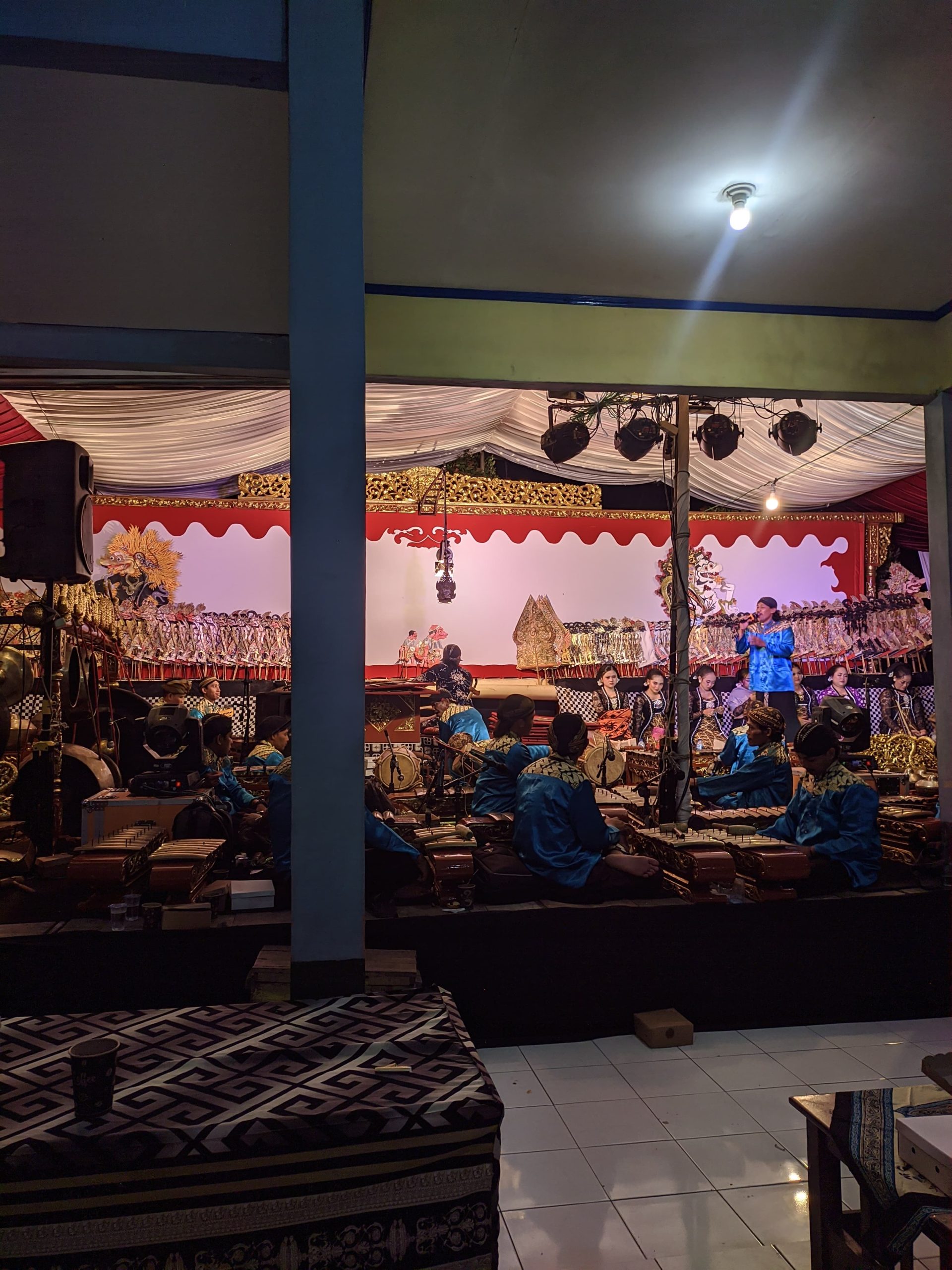 Partisipasi Mahasiswa KKN 15 UNUGHA dalam Pagelaran Wayang Desa Watukelir : Wujud Penghormatan terhadap adat Tahunan desa.